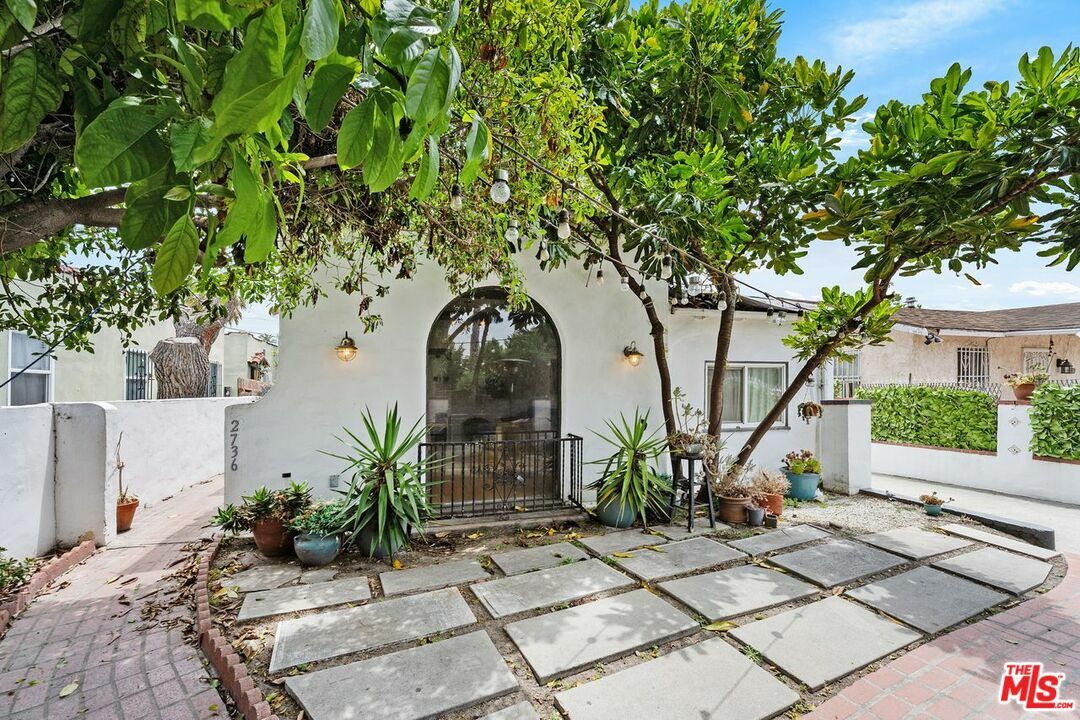 Property Photo: 2736 S Cloverdale Ave CA 90016