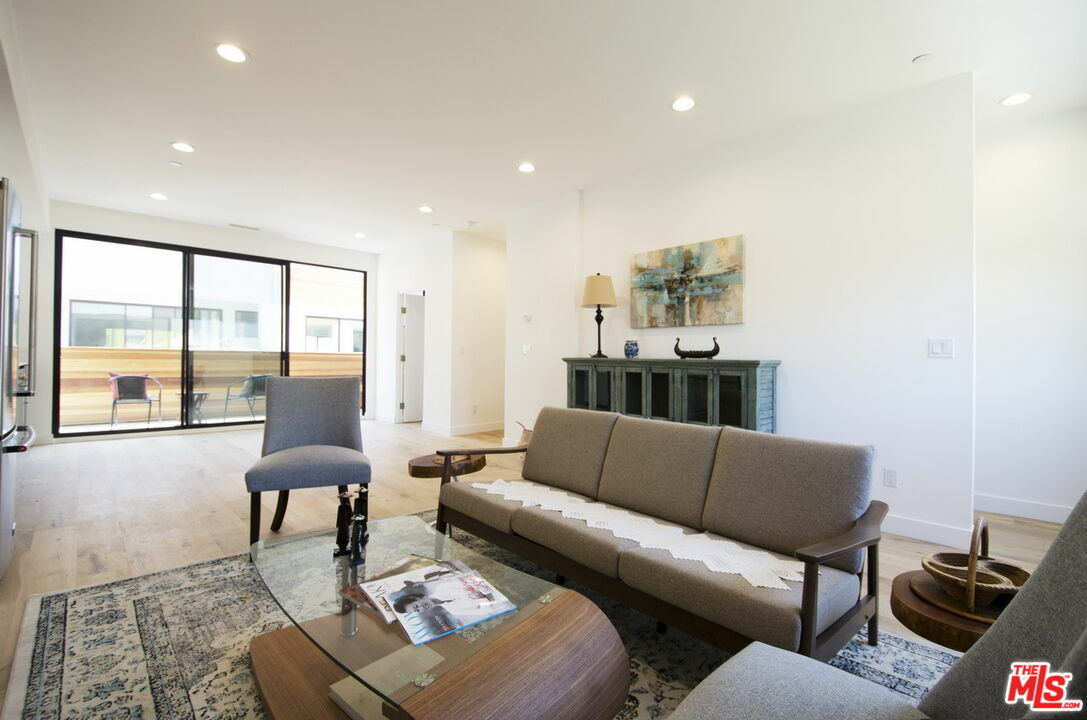 Property Photo:  860 S Wilton Pl  CA 90005 