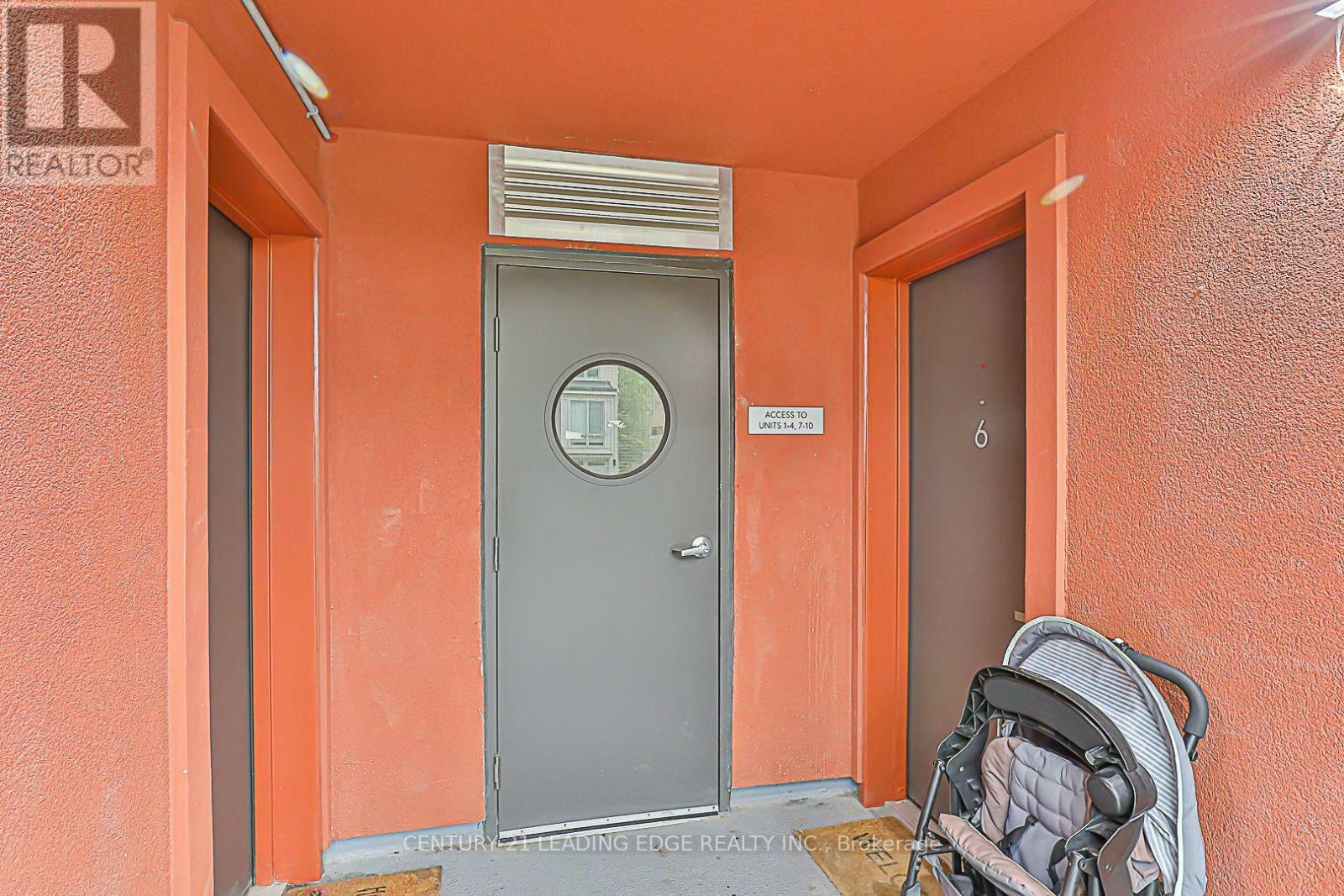Photo de la propriété: 14 Marquette Avenue 10 ON M6A 0E1