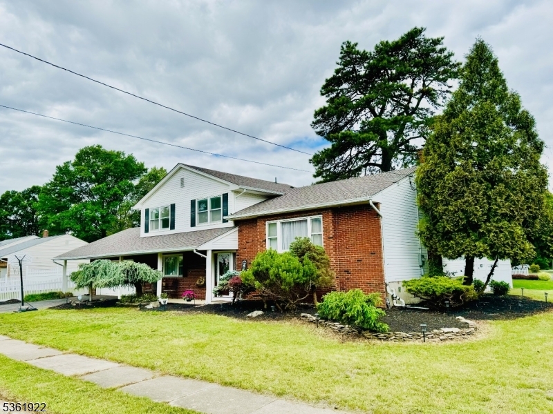Property Photo:  7 Rosewood Dr  NJ 08850 