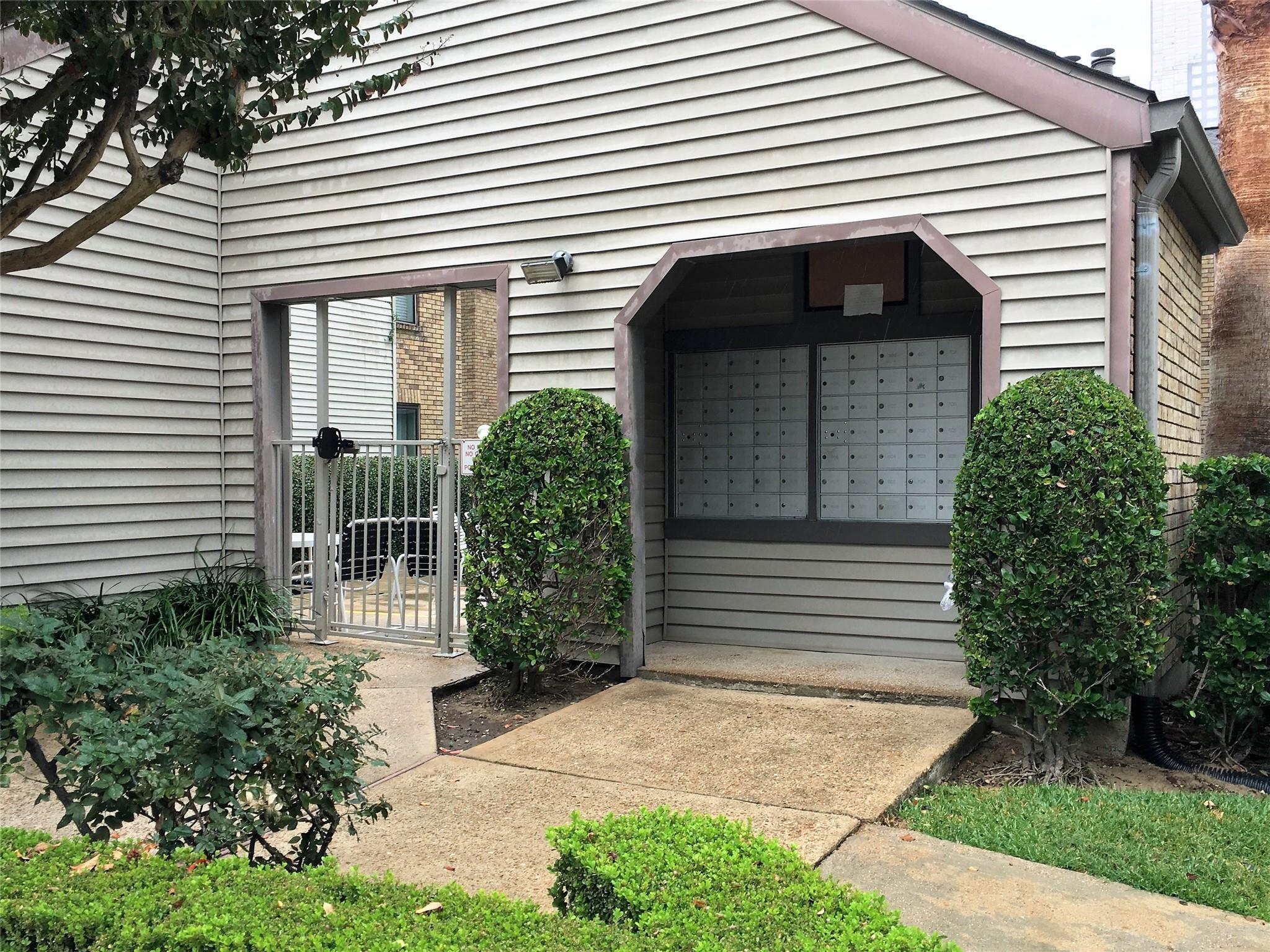 Property Photo:  2025 Augusta Drive 804  TX 77057 