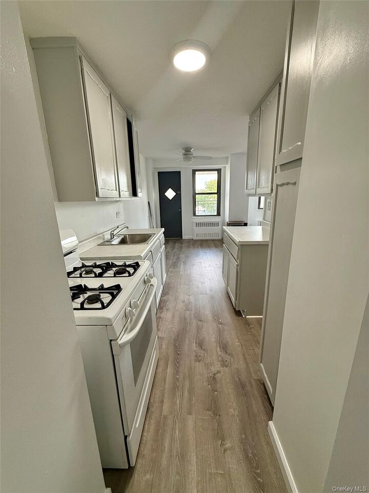 Property Photo:  1966 Newbold Avenue 405  NY 10472