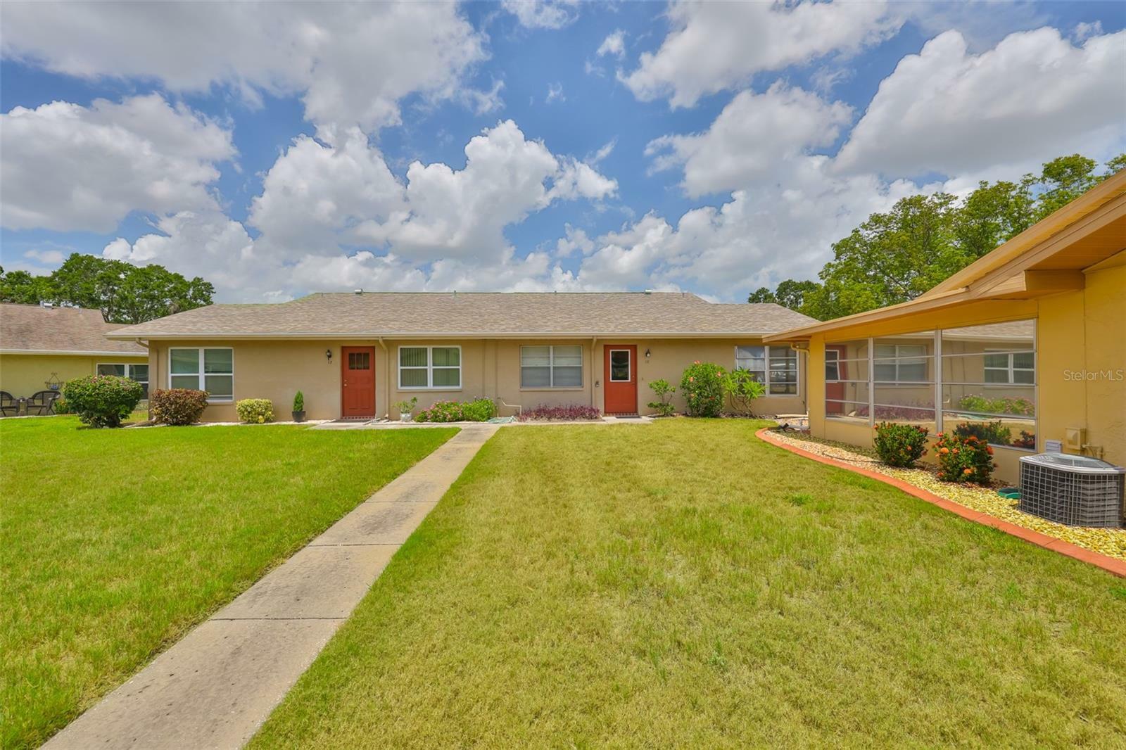 Property Photo: 1904 Canterbury Lane 18 FL 33573