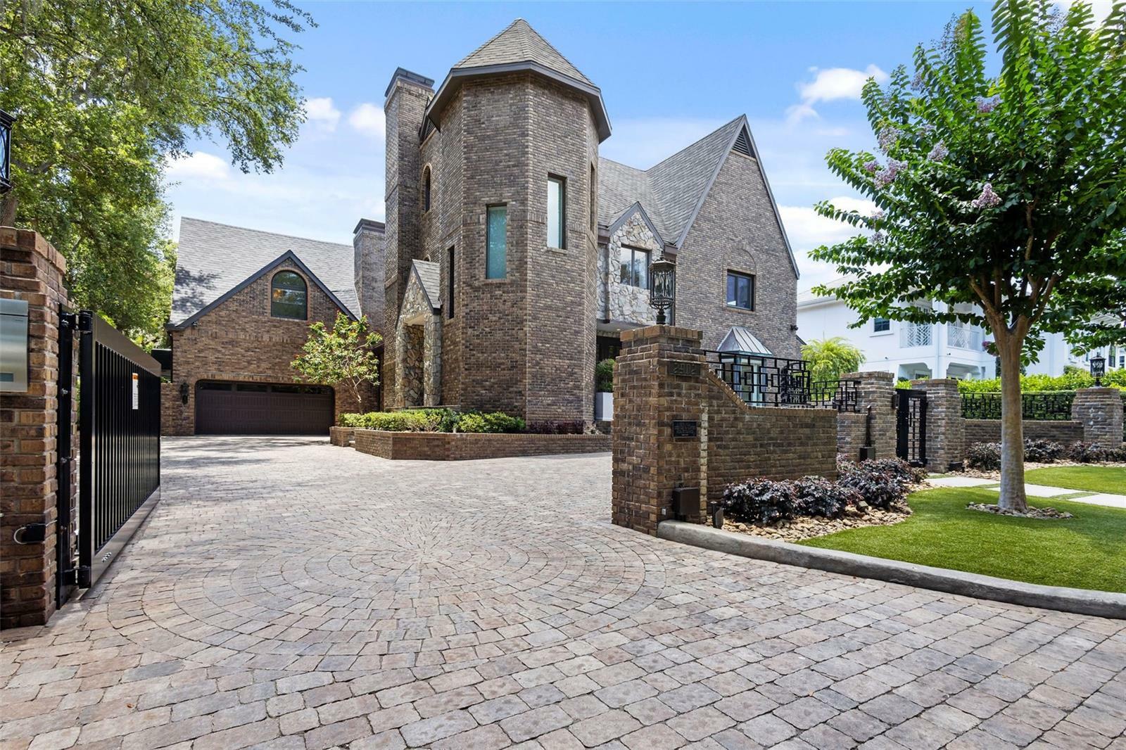 Property Photo: 2902 W Fair Oaks Avenue FL 33611