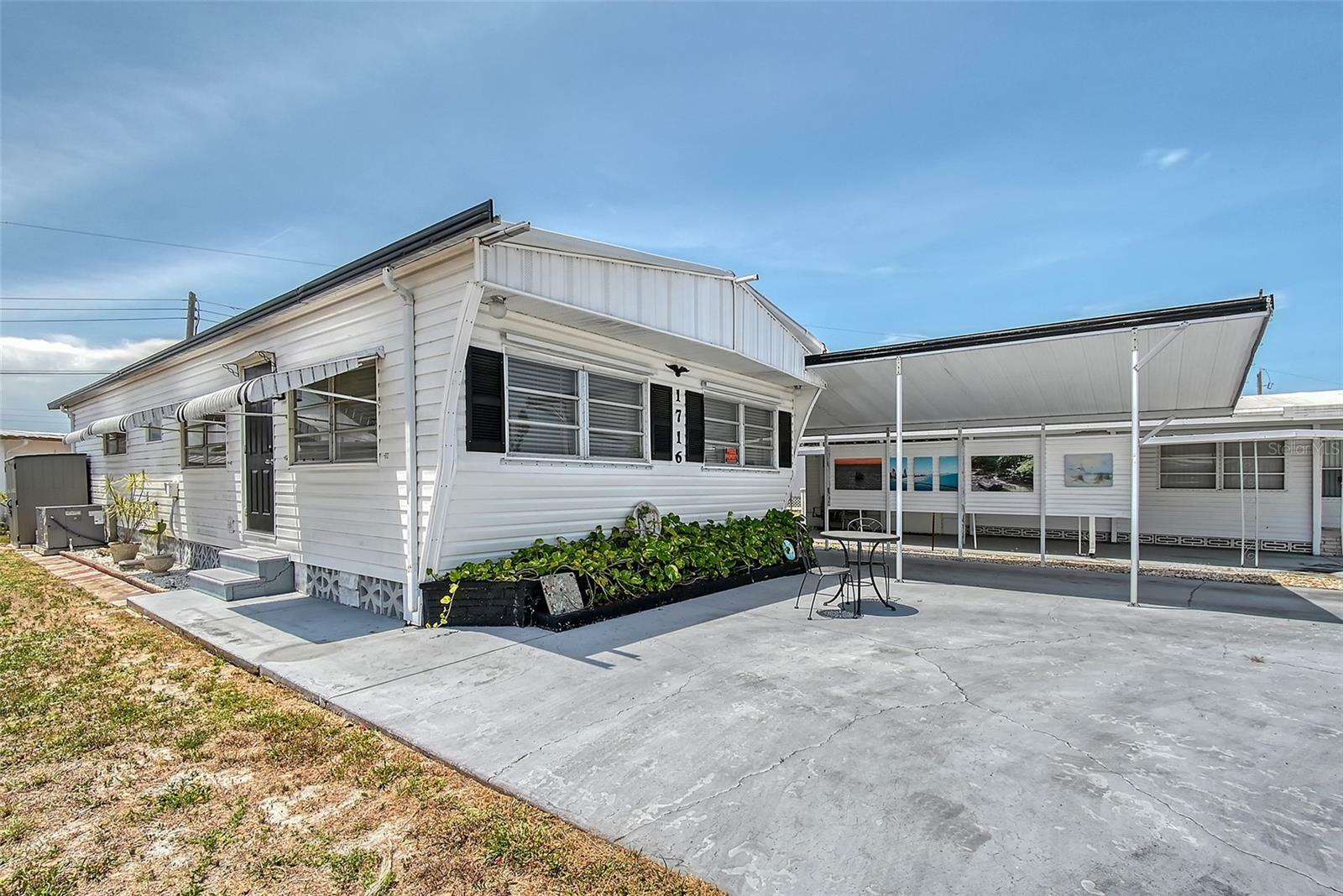 Property Photo: 1716 Indiana Avenue FL 34207