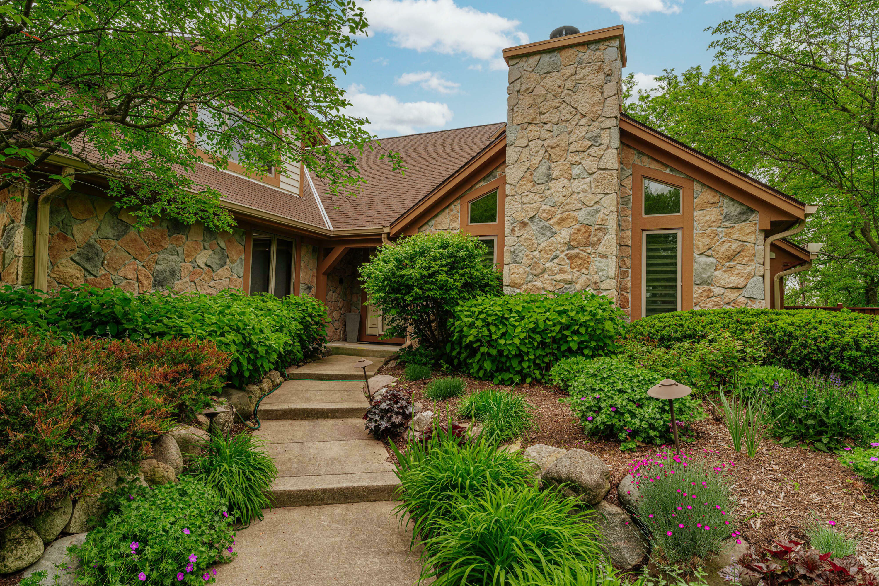 Property Photo: N19w22081 Fox View Ct 2B WI 53186