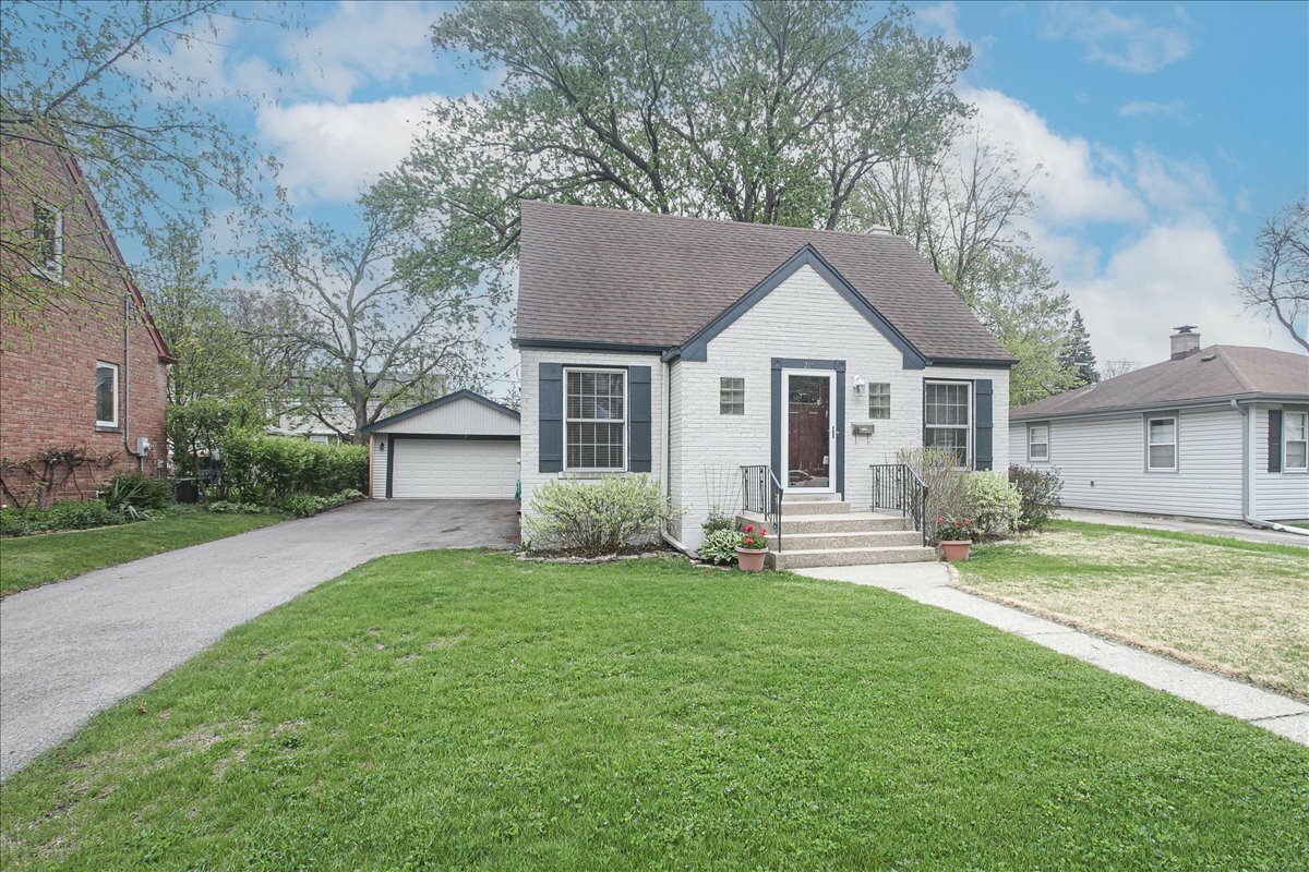 Property Photo:  213 N Pine Street  IL 60056 