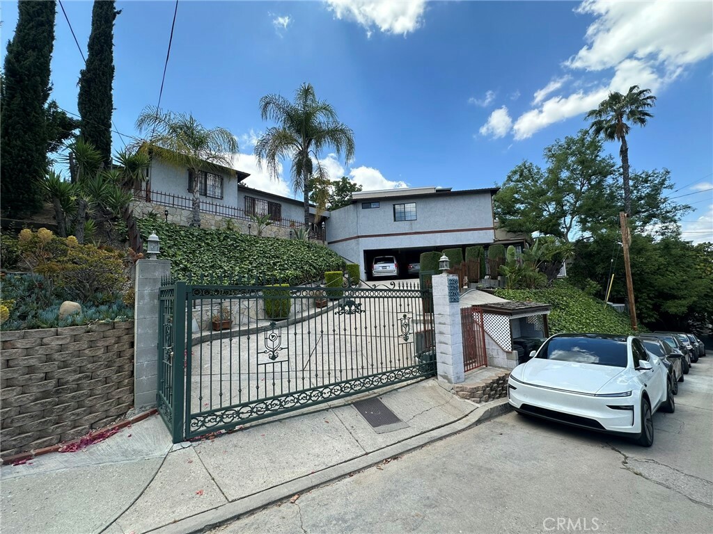 Property Photo: 2260 Cazador Drive CA 90065