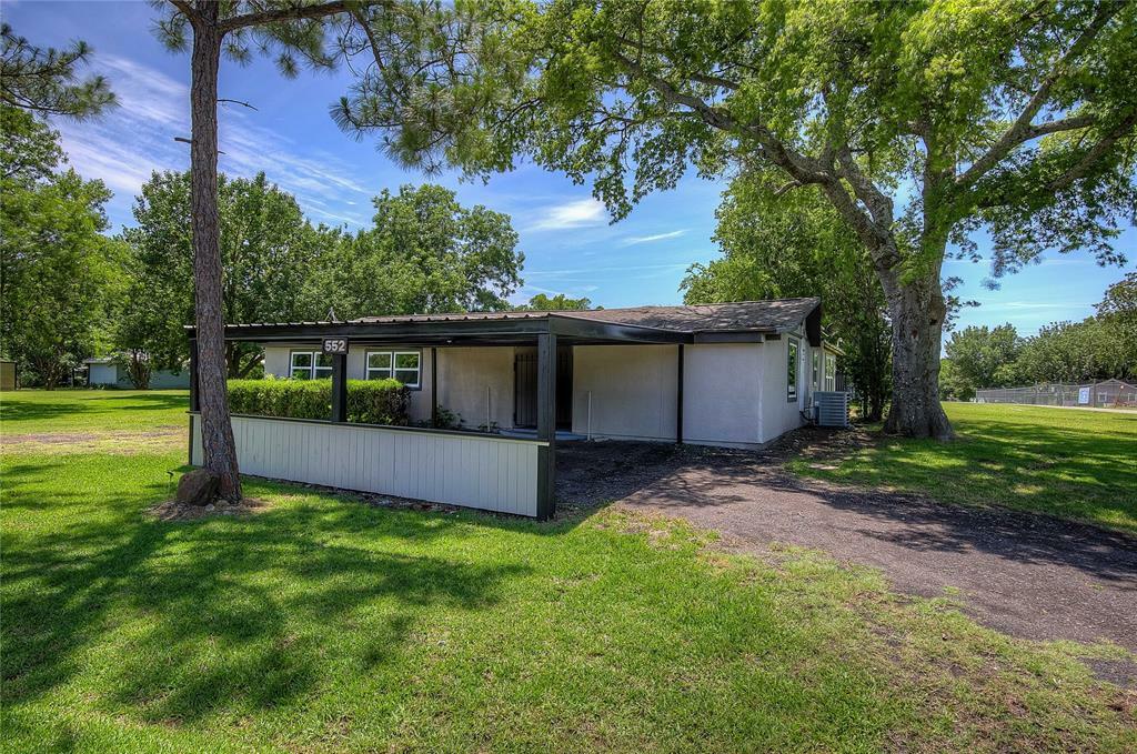 Property Photo: 552 Oak Leaf Trail TX 75472