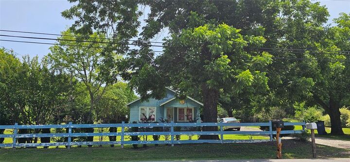 Property Photo:  812 N Waldrip Street  TX 75140 