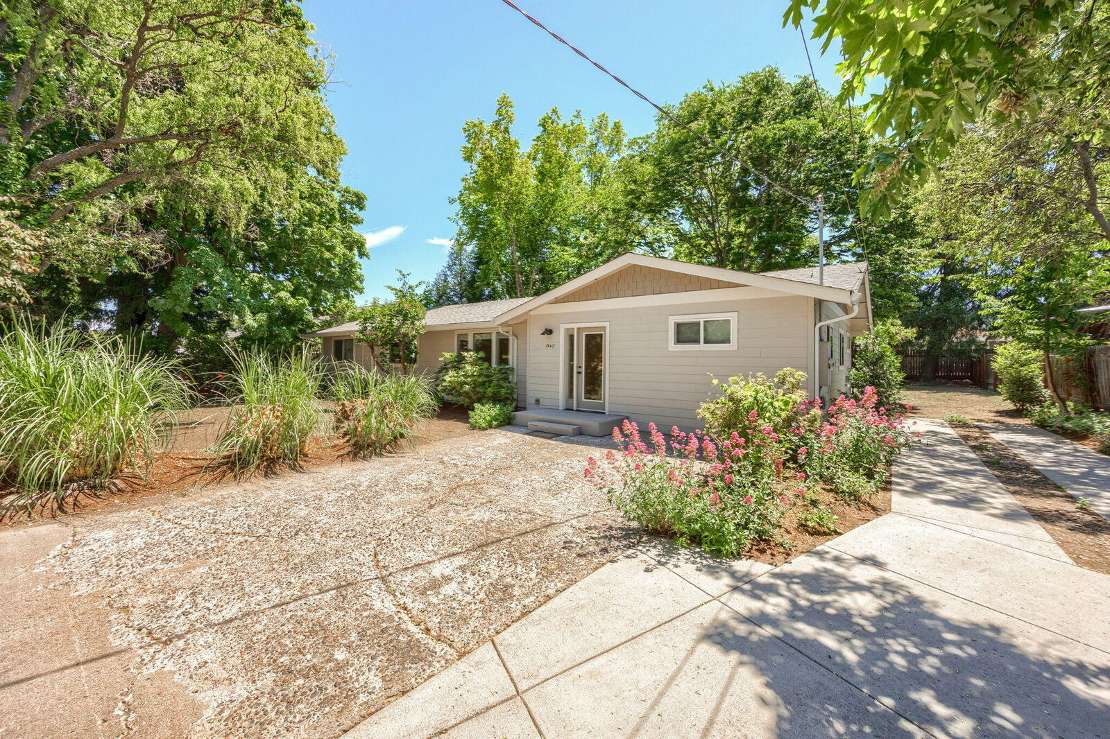 Property Photo:  1947 Archer Drive  OR 97501 
