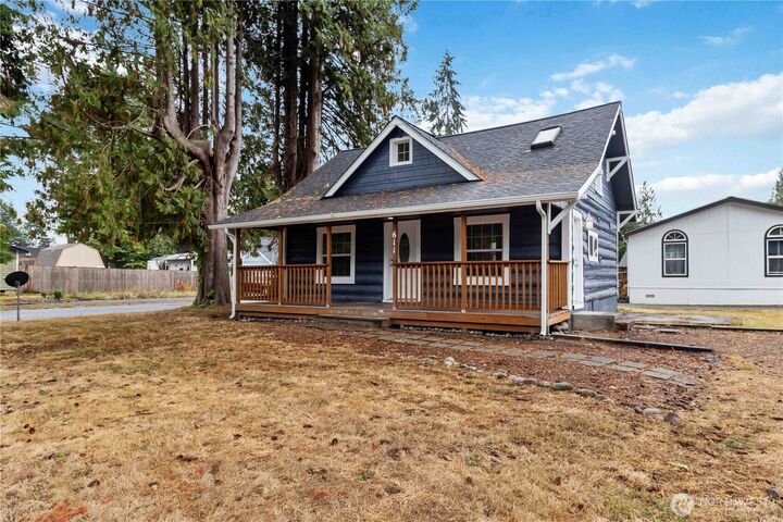 Property Photo: 611 NE Pioneer WA 98611