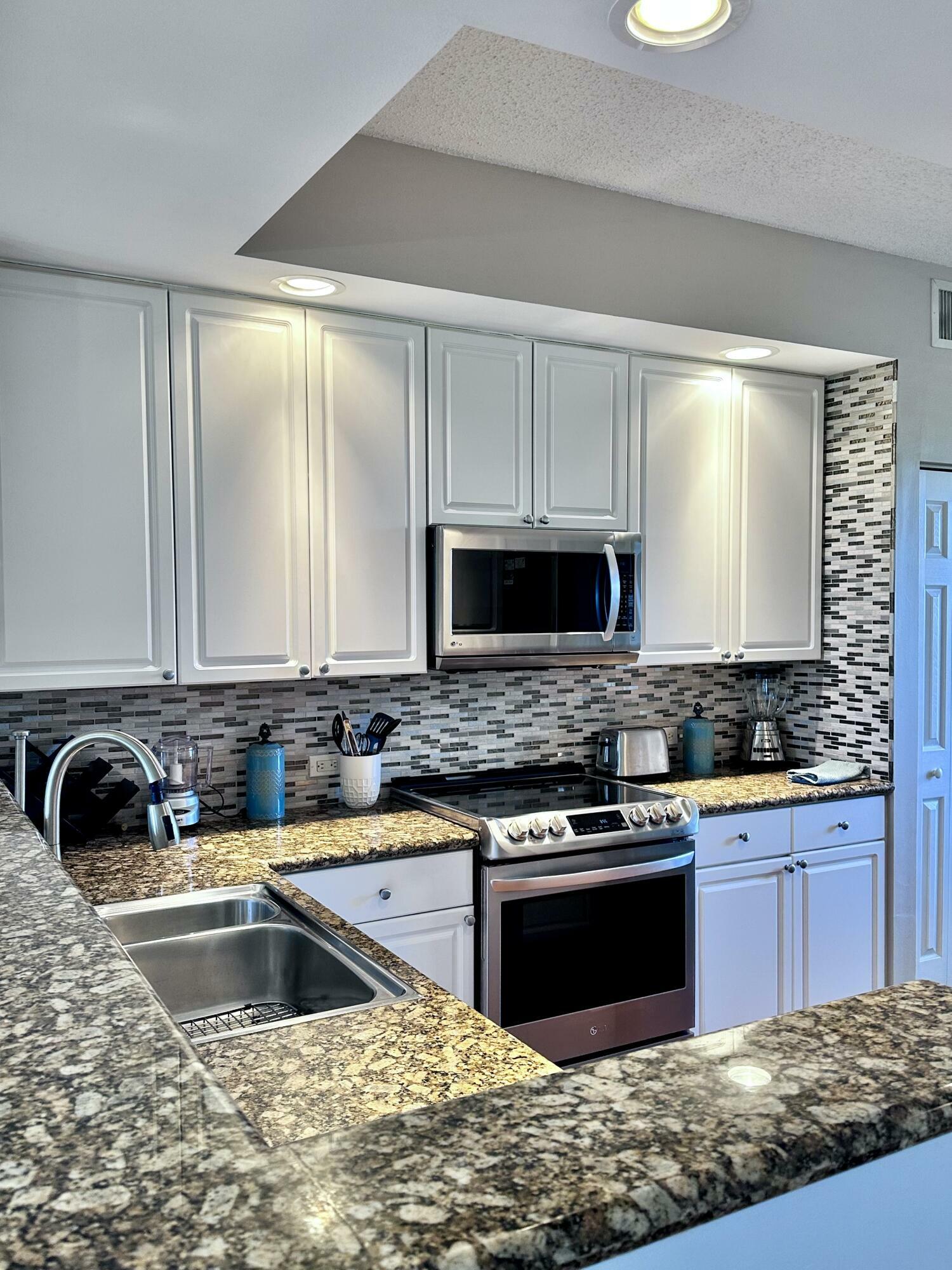 Property Photo: 26 Royal Palm Way 402 FL 33432