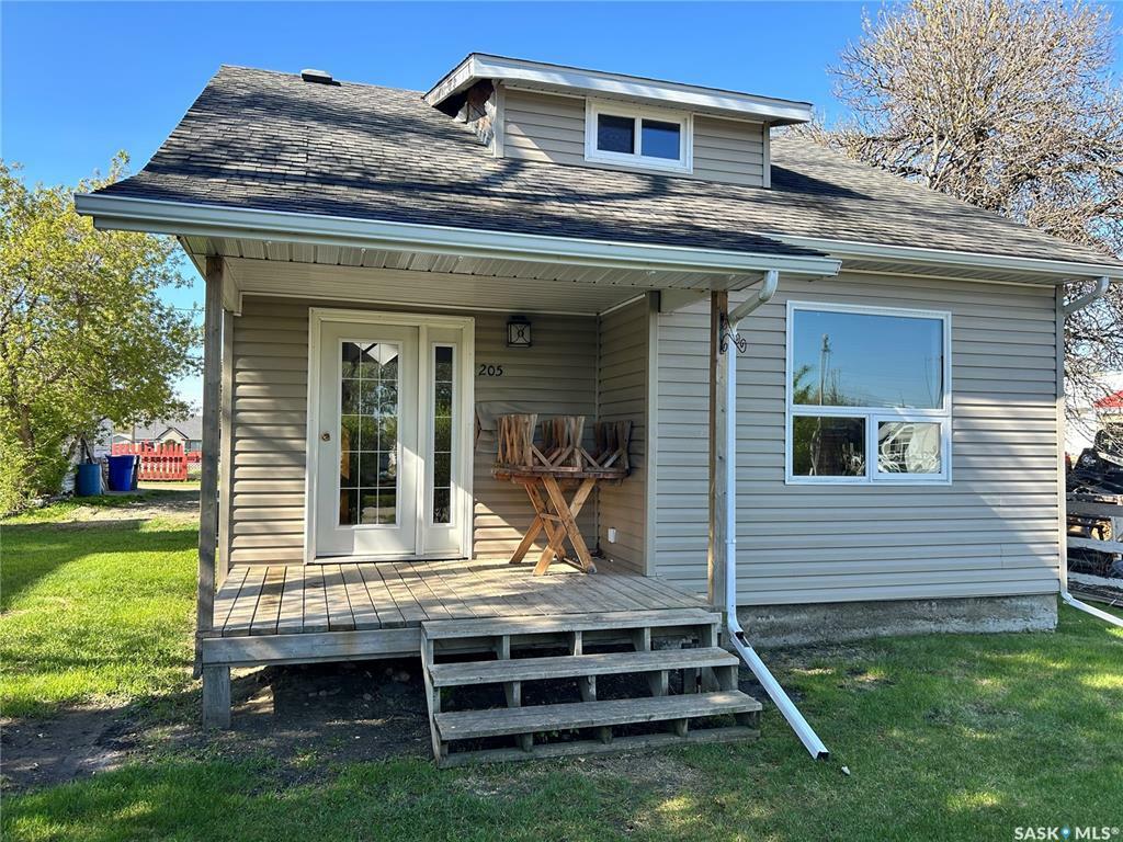 Property Photo:  205 Carl Avenue E  SK S0A 2A0 