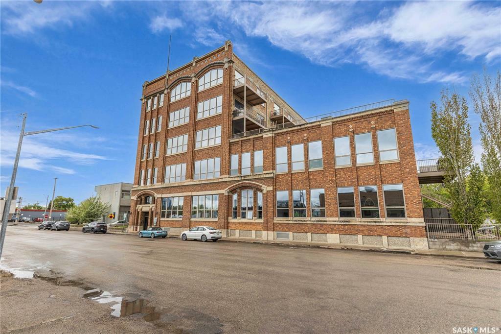 Property Photo: 211 D Avenue N 404 SK S7L 1M7