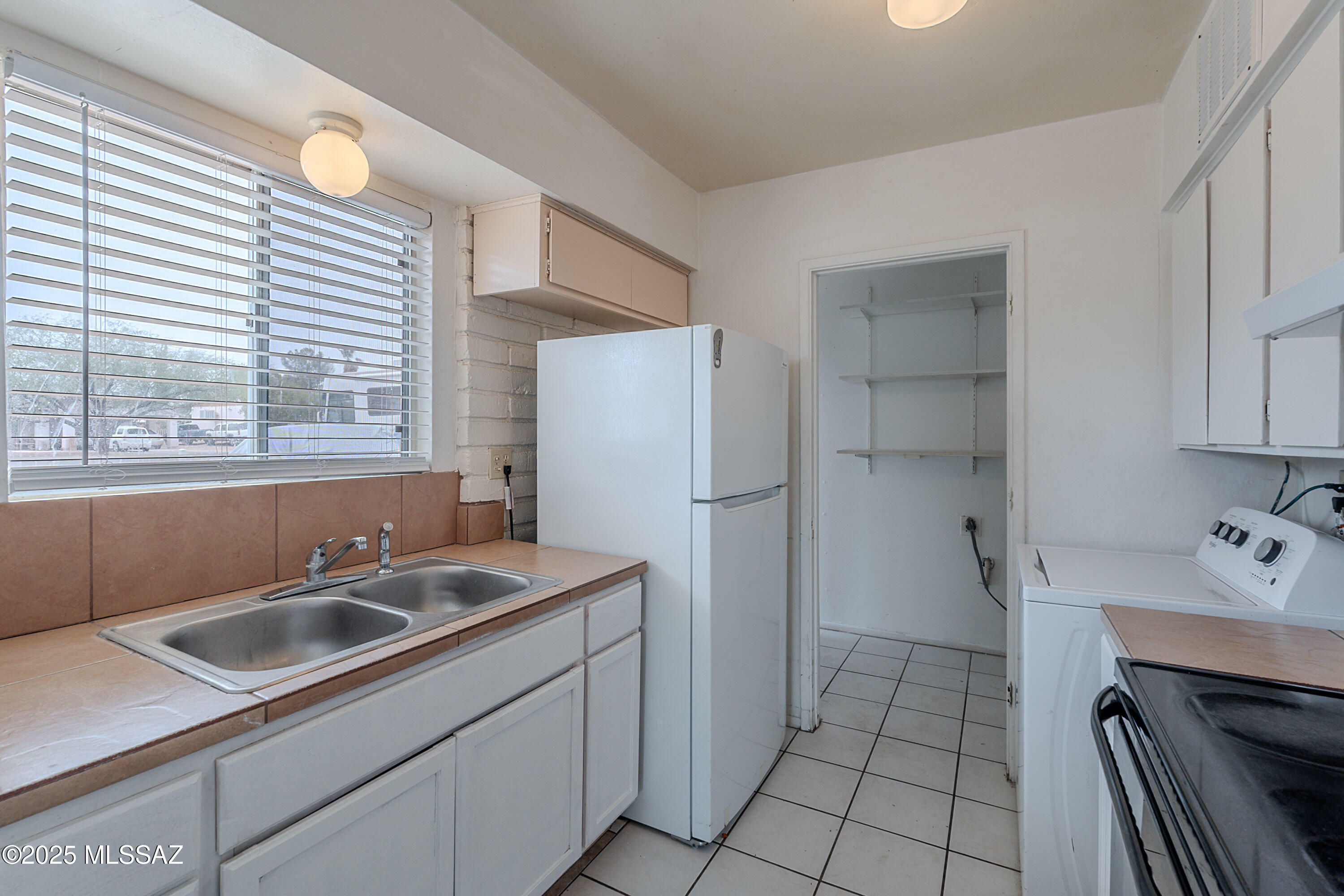 Property Photo: 412 Flor Court AZ 85648