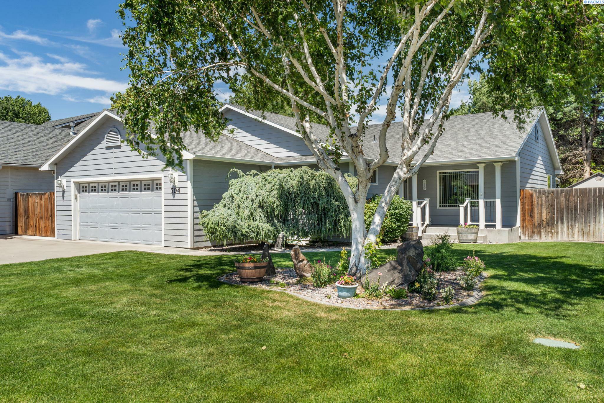 Property Photo: 704 W 18th Ct. WA 99337