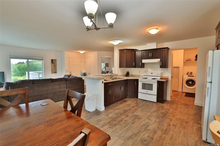 Property Photo: 570 Venture Pl BC V0N 2R0