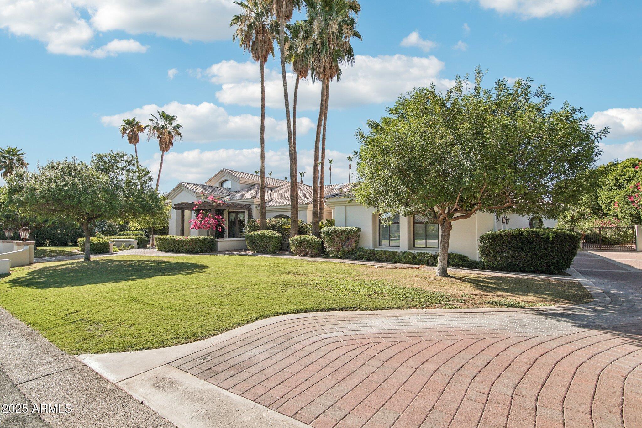 Property Photo: 1330 N 40th Street 1 AZ 85205