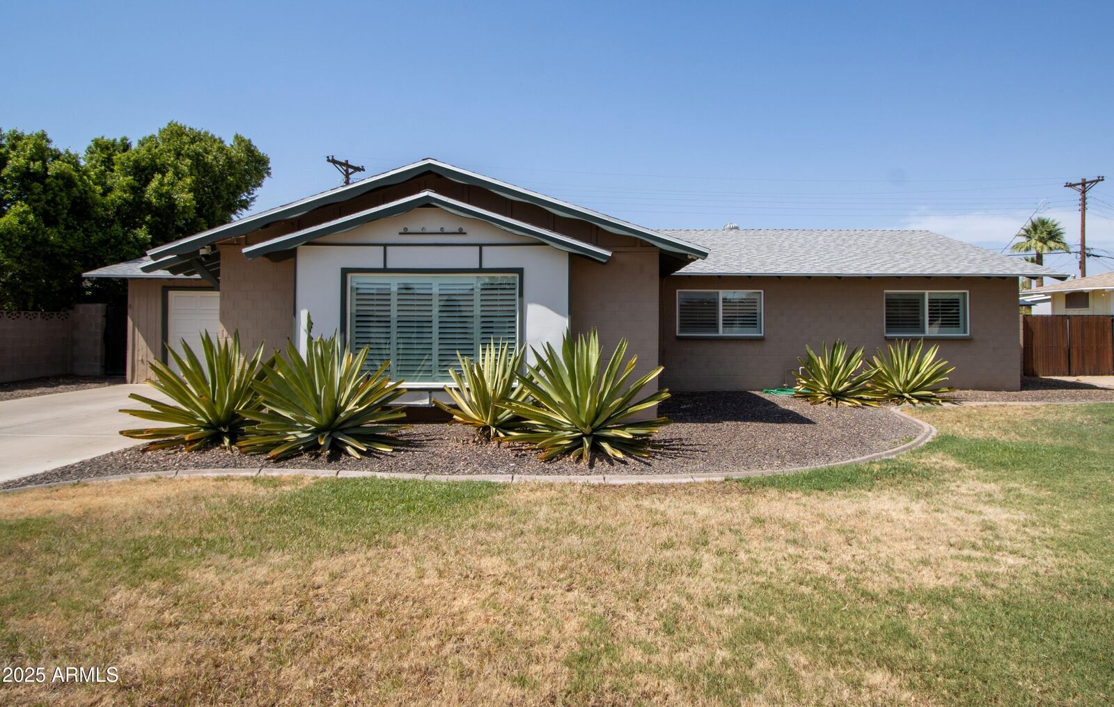 Property Photo: 8632 E Thornwood Drive AZ 85251