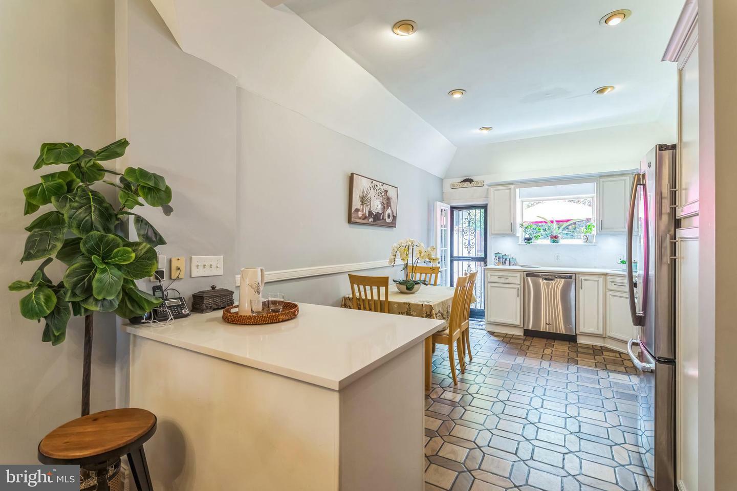 Property Photo:  610 Pine Street  PA 19106 