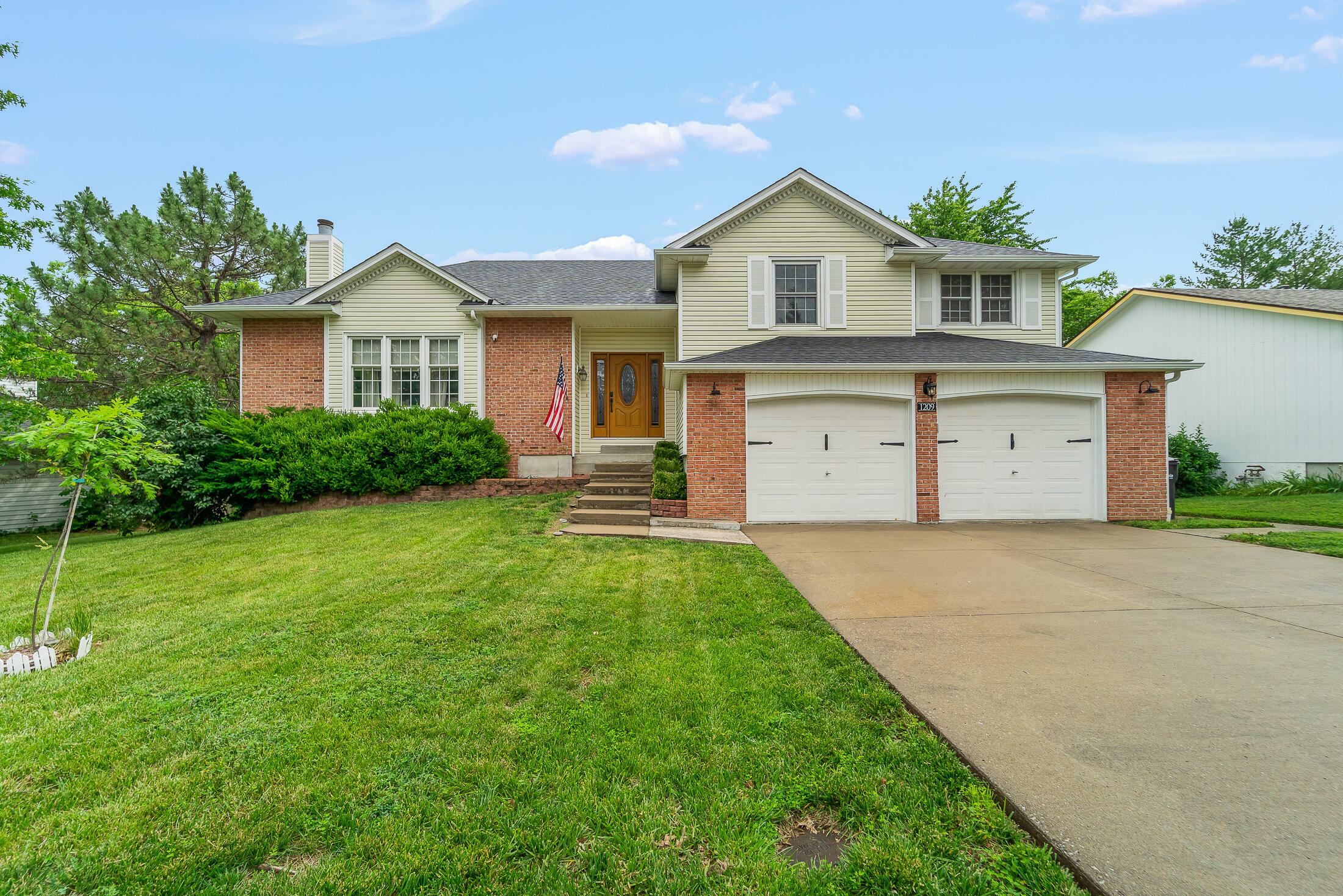Property Photo: 1209 S Bridgewood Dr MO 65203