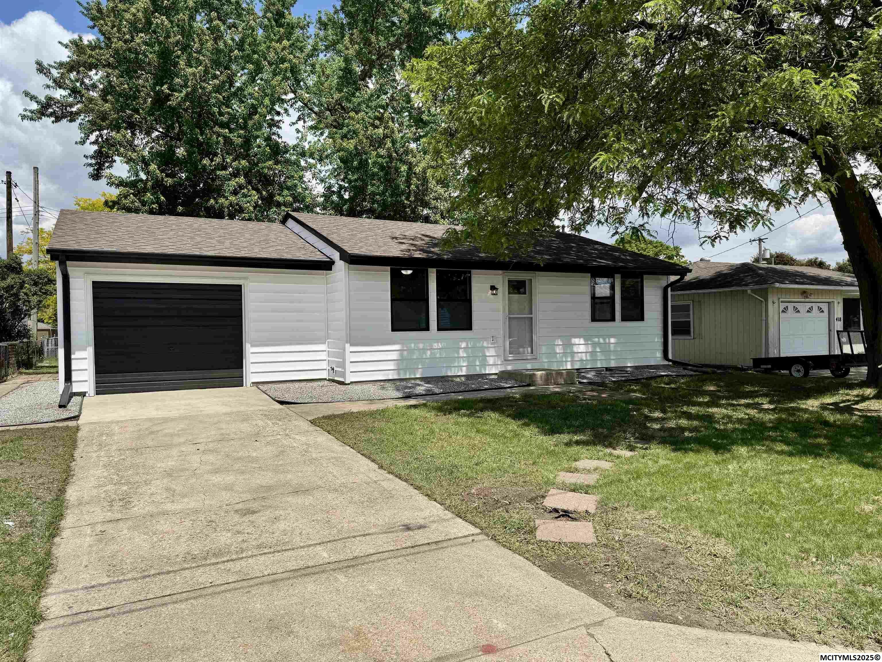 Property Photo: 424 23rd SW IA 50401