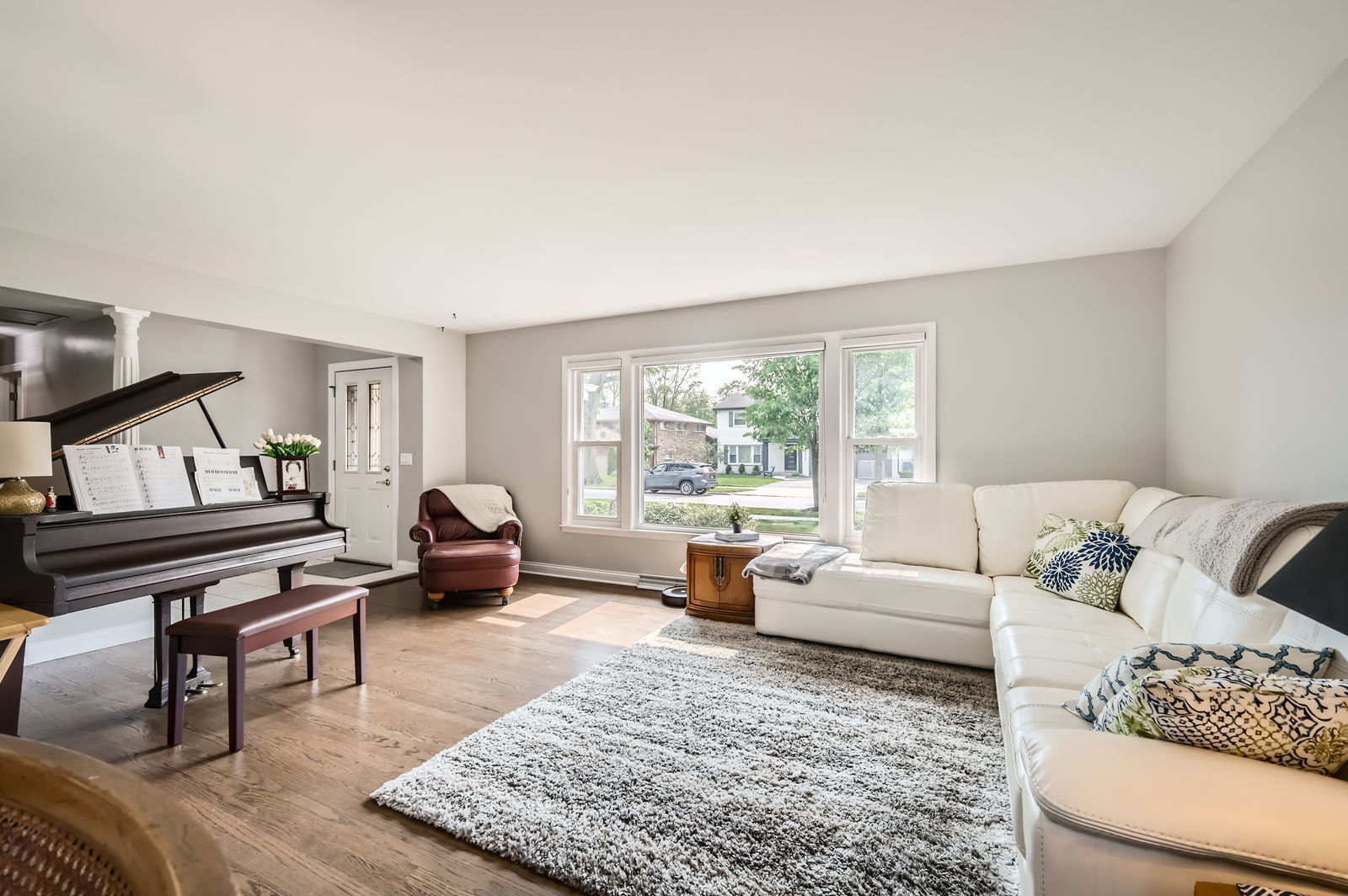 Property Photo: 807 S Saylor Avenue IL 60126