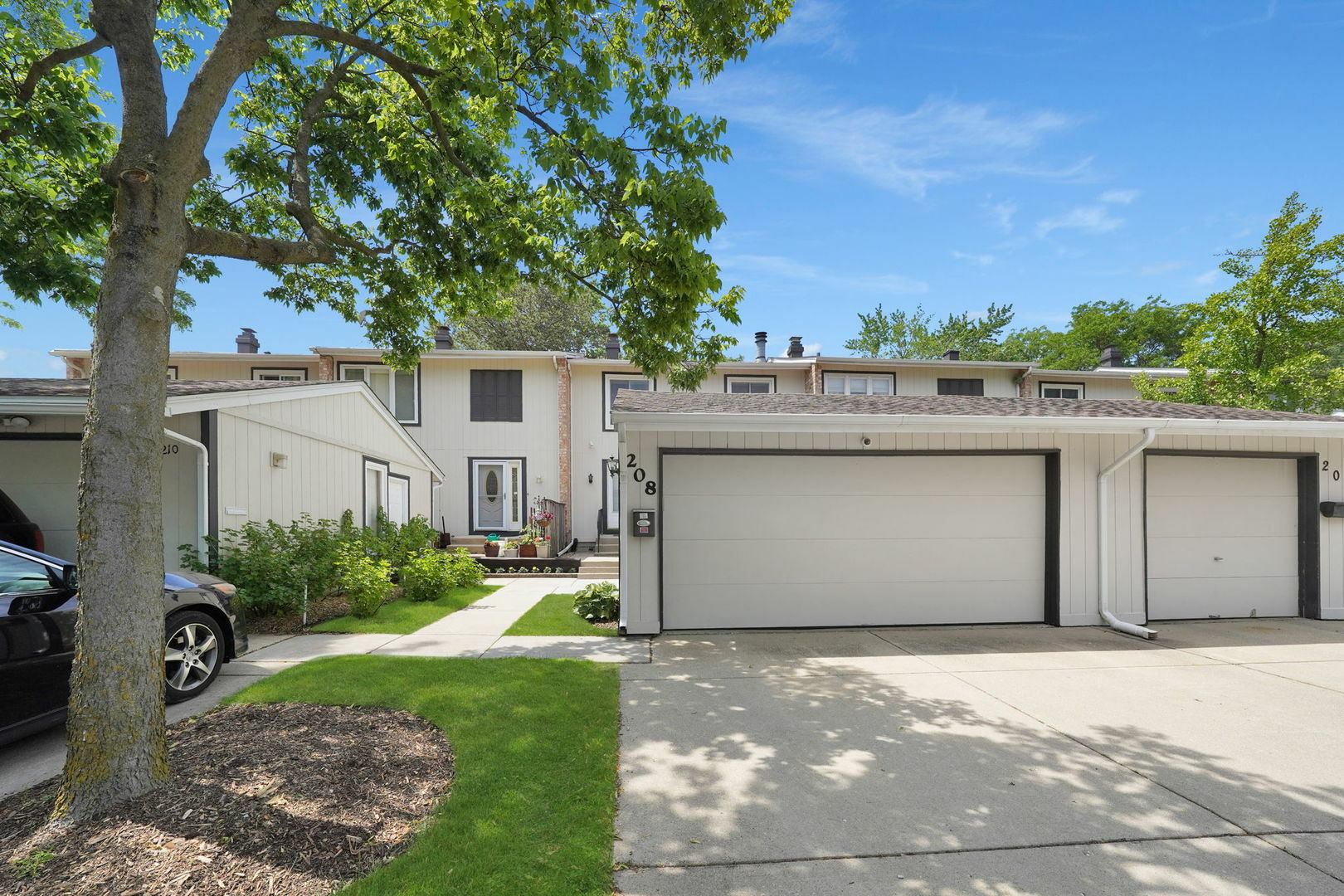 Property Photo: 208 Spring Court IL 60108