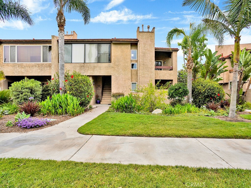 Property Photo: 16879 Bluewater Lane 25 CA 92649