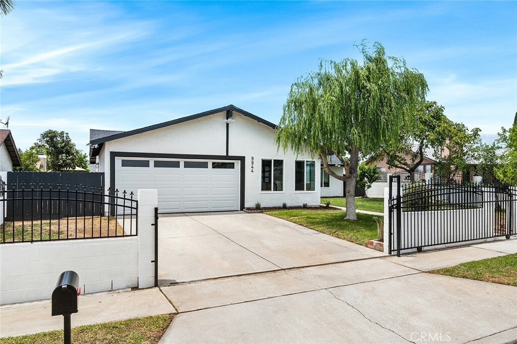 Property Photo:  9944 Poplar Avenue  CA 92335 