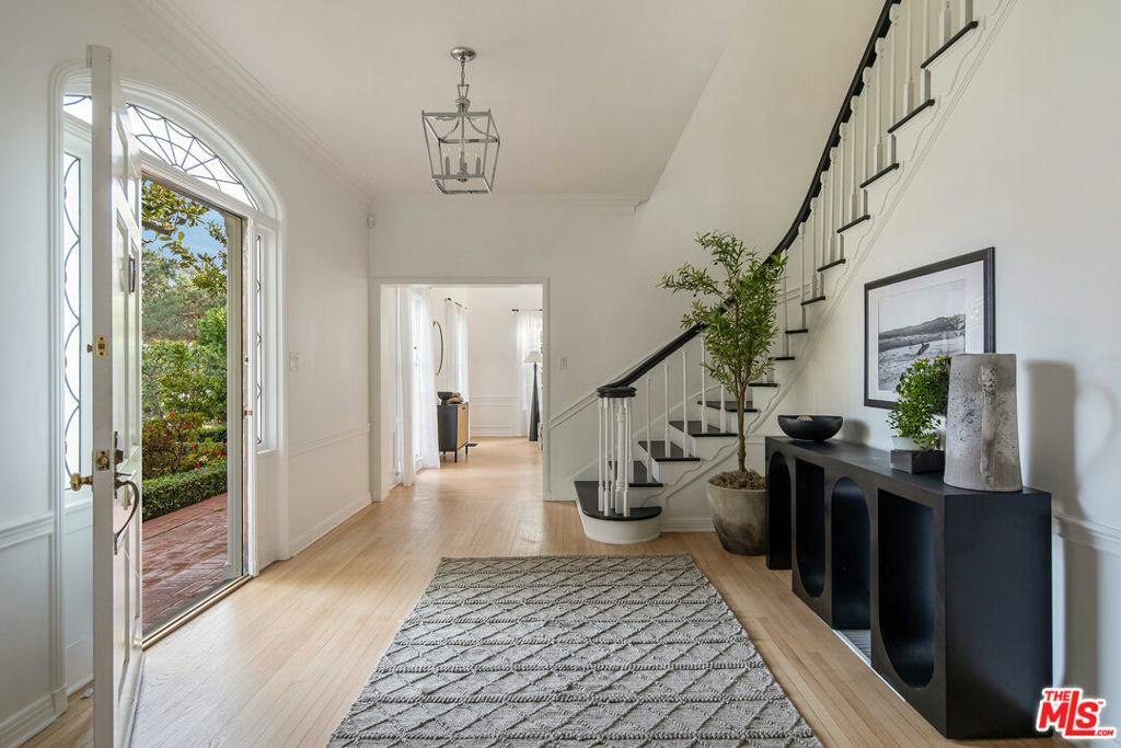 Property Photo:  625 N Sierra Drive  CA 90210 