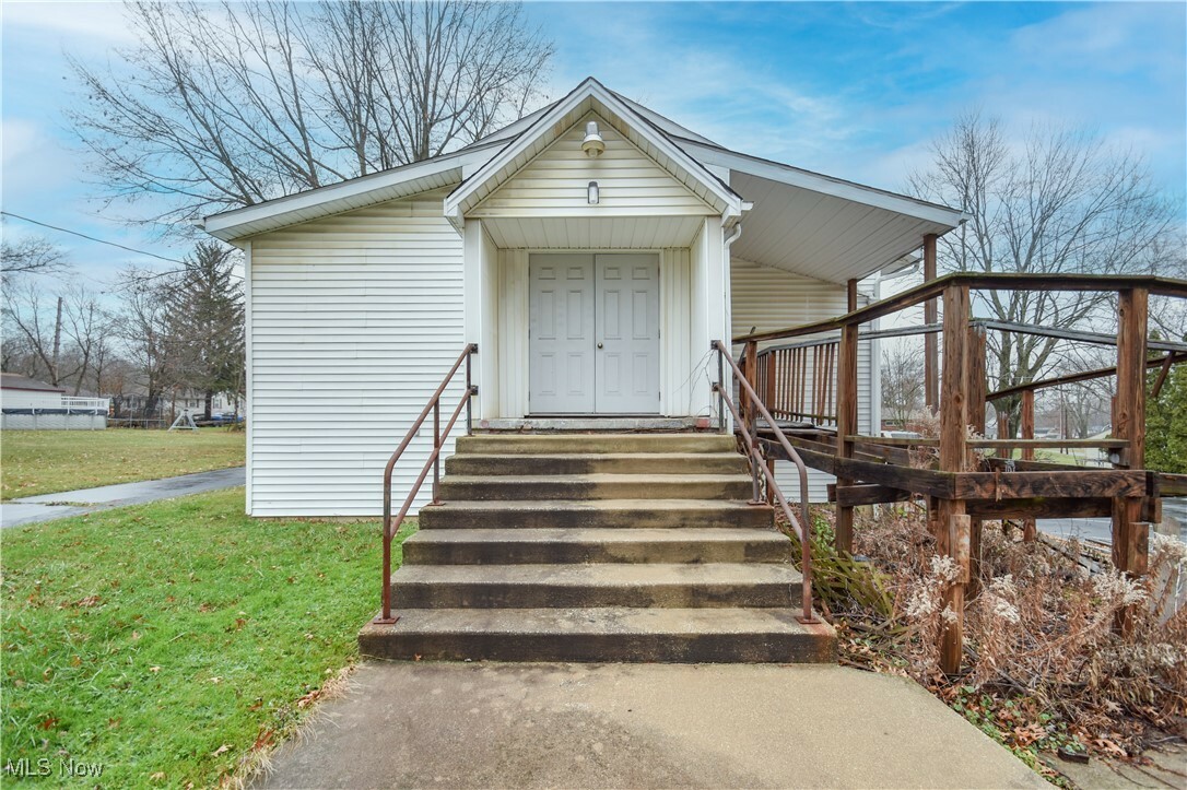 Property Photo: 1187 Deforest Road SE OH 44484