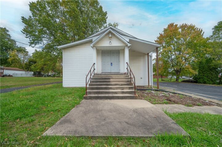 Property Photo:  1187 Deforest Road SE  OH 44484