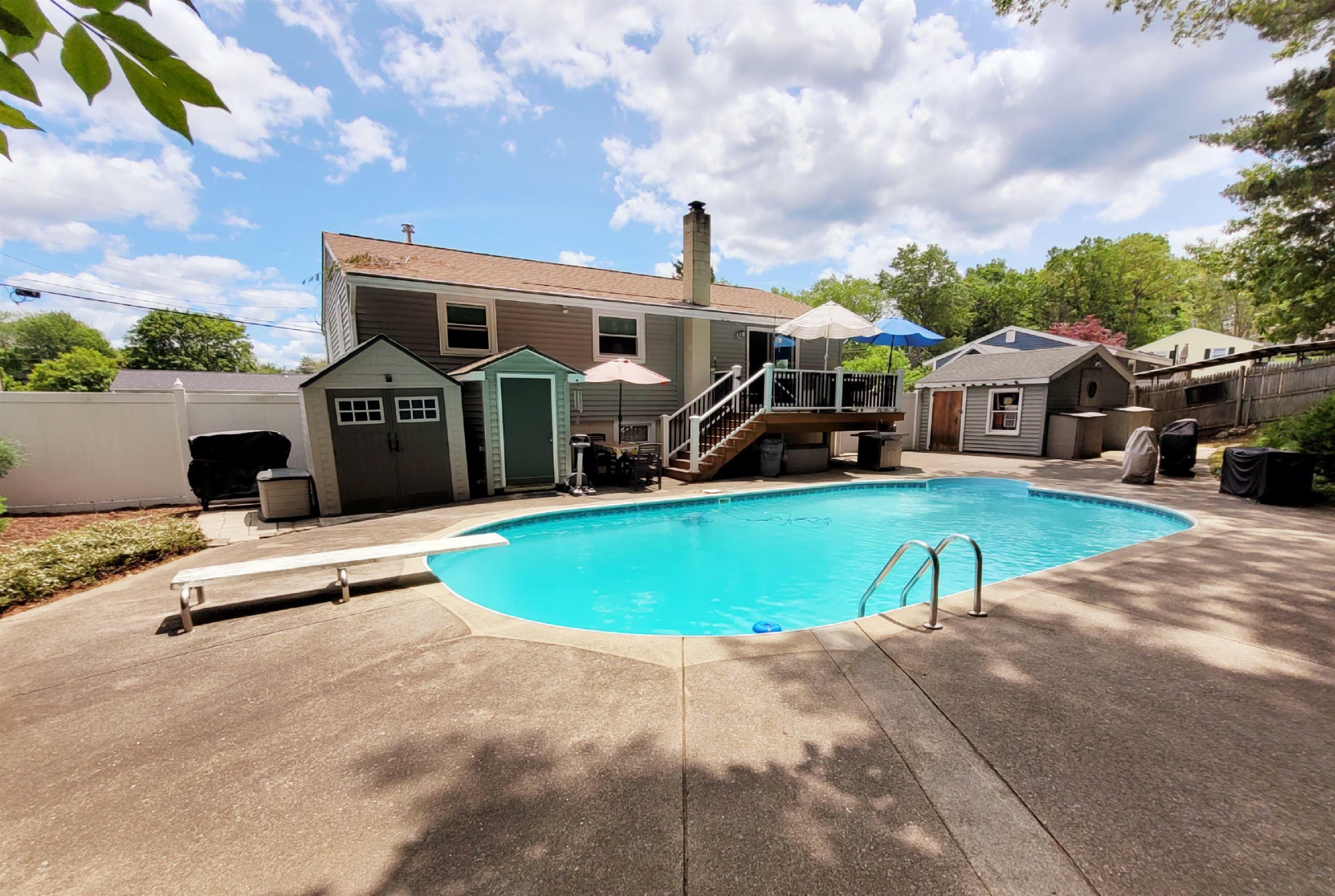 Property Photo: 6 Briarcliff Drive NH 03062