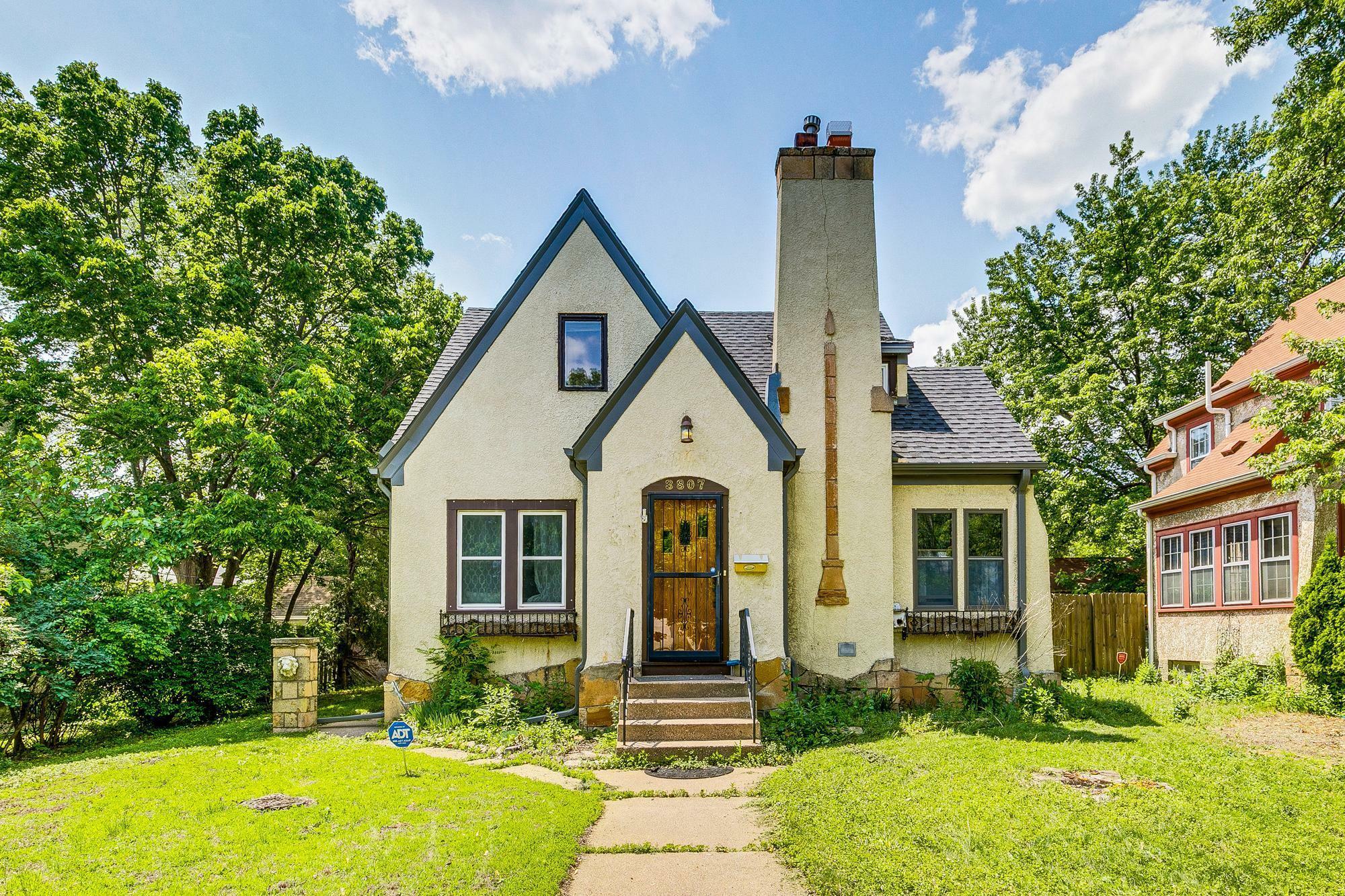 Property Photo: 3807 Hubbard Avenue N MN 55422