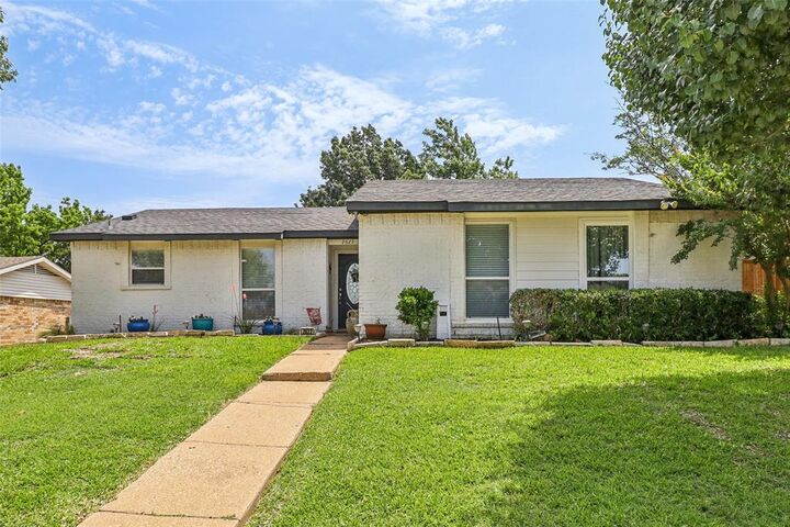 Property Photo: 2622 Briar Hill Drive TX 75007