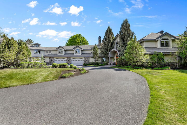 67480 Cloverdale Road  Bend OR 97703 photo