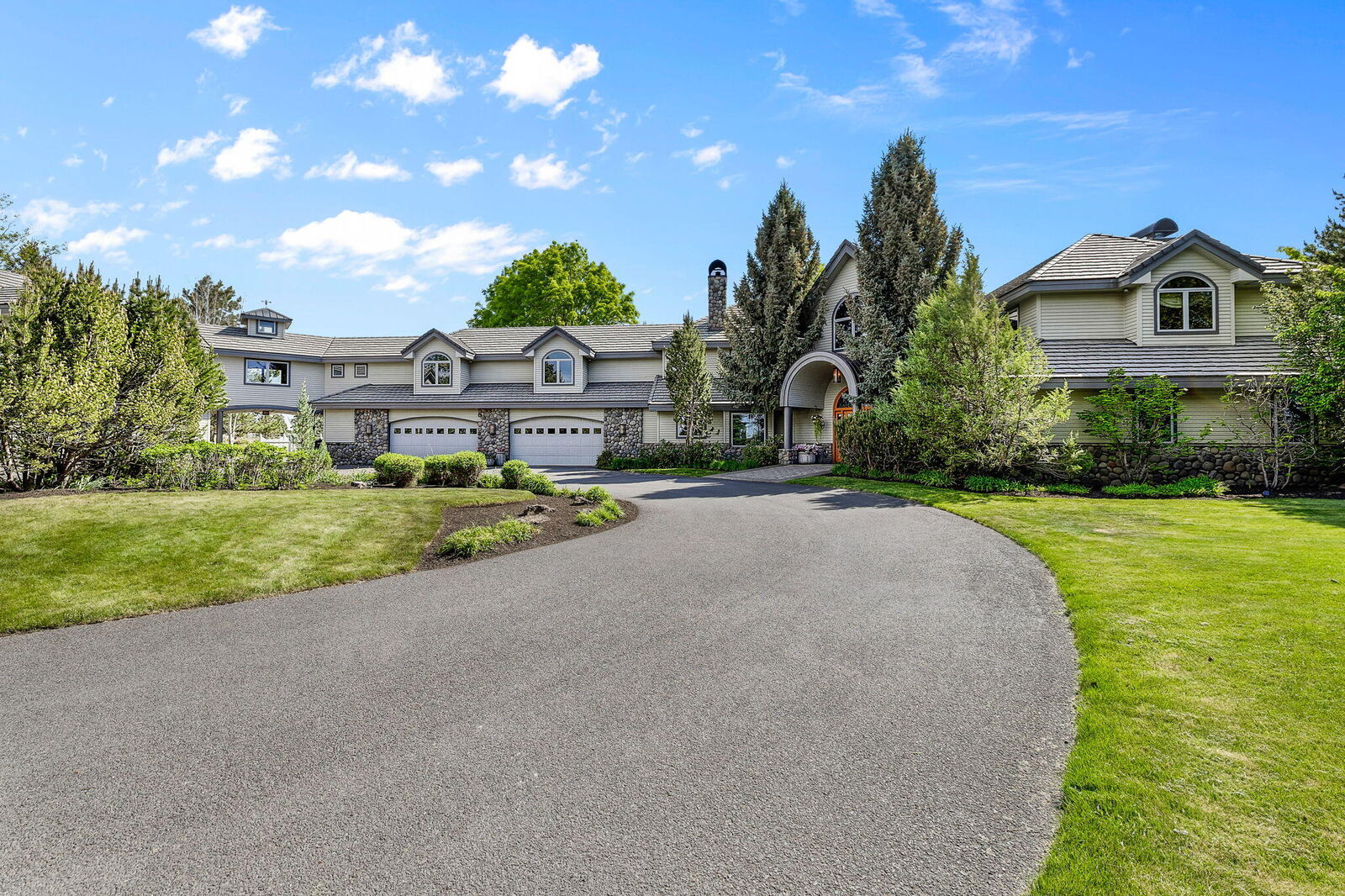 Property Photo: 67480 Cloverdale Road OR 97703