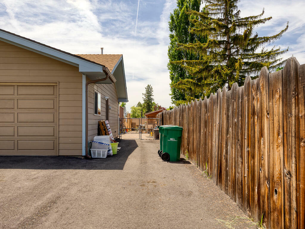 Property Photo: 5030 Barry Avenue OR 97603