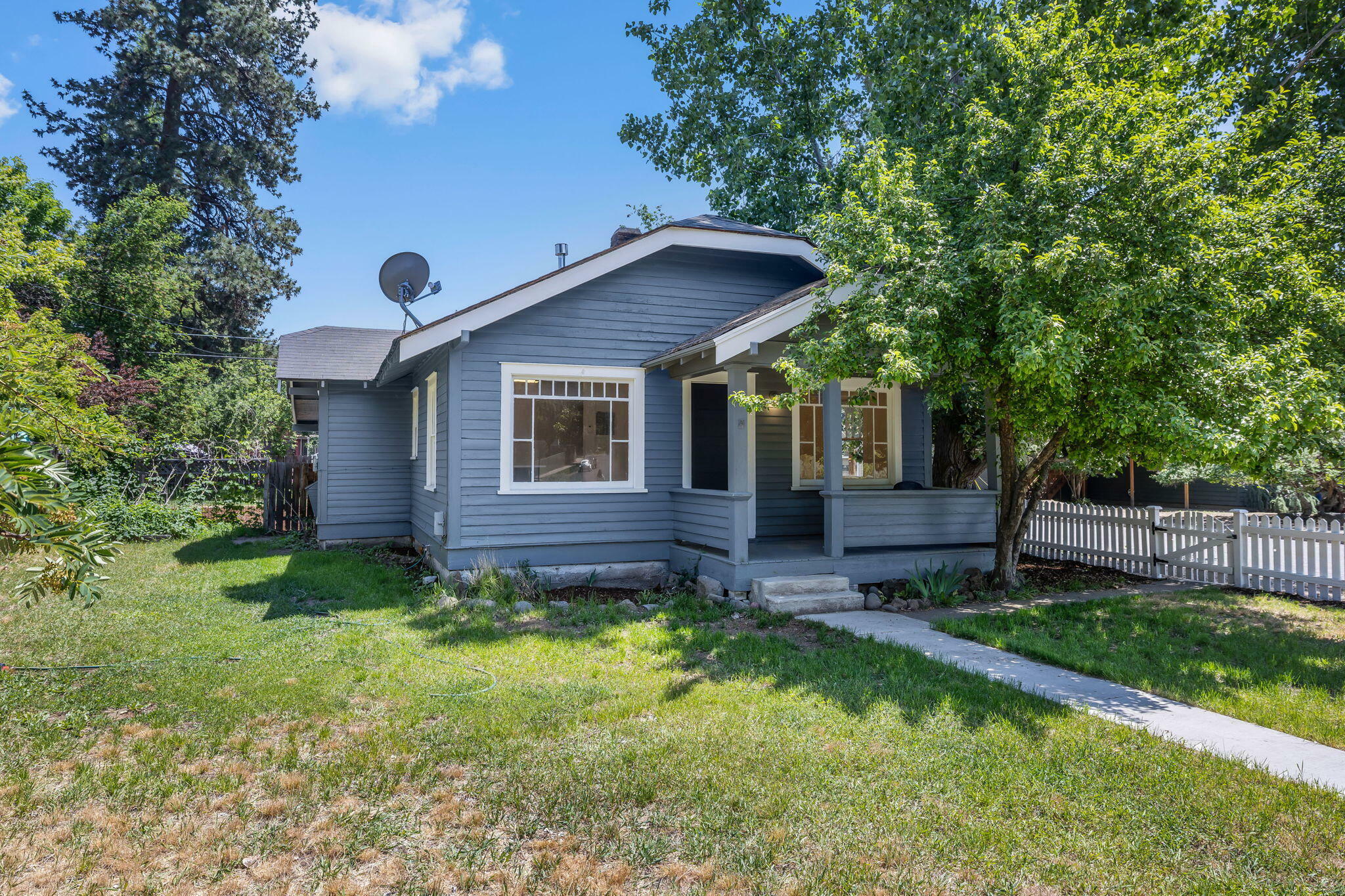 Property Photo: 1004 NW Union Street OR 97703