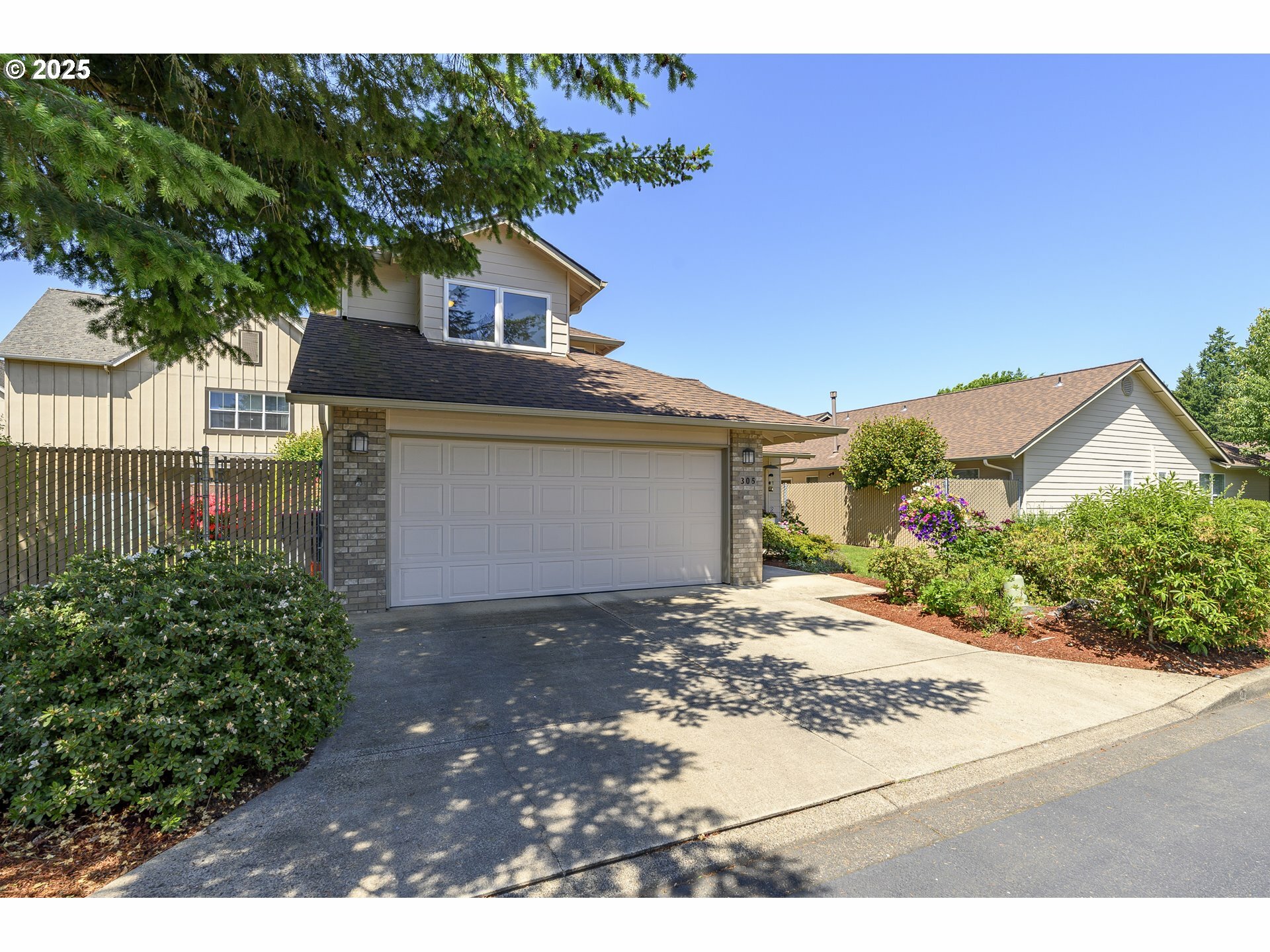Property Photo: 305 NE Fircrest Pl OR 97128