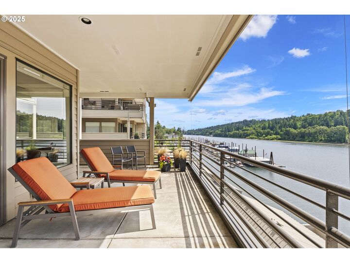 Property Photo:  242 SE Spokane St #6  OR 97202 