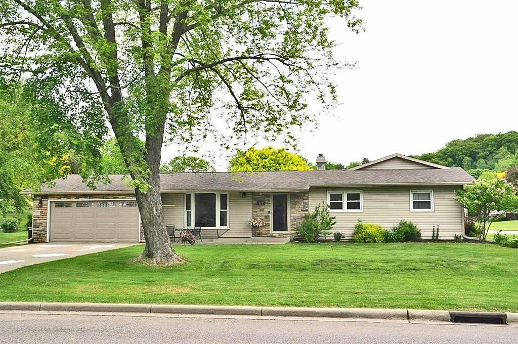 Property Photo:  985 Fairway Circle  WI 53577 