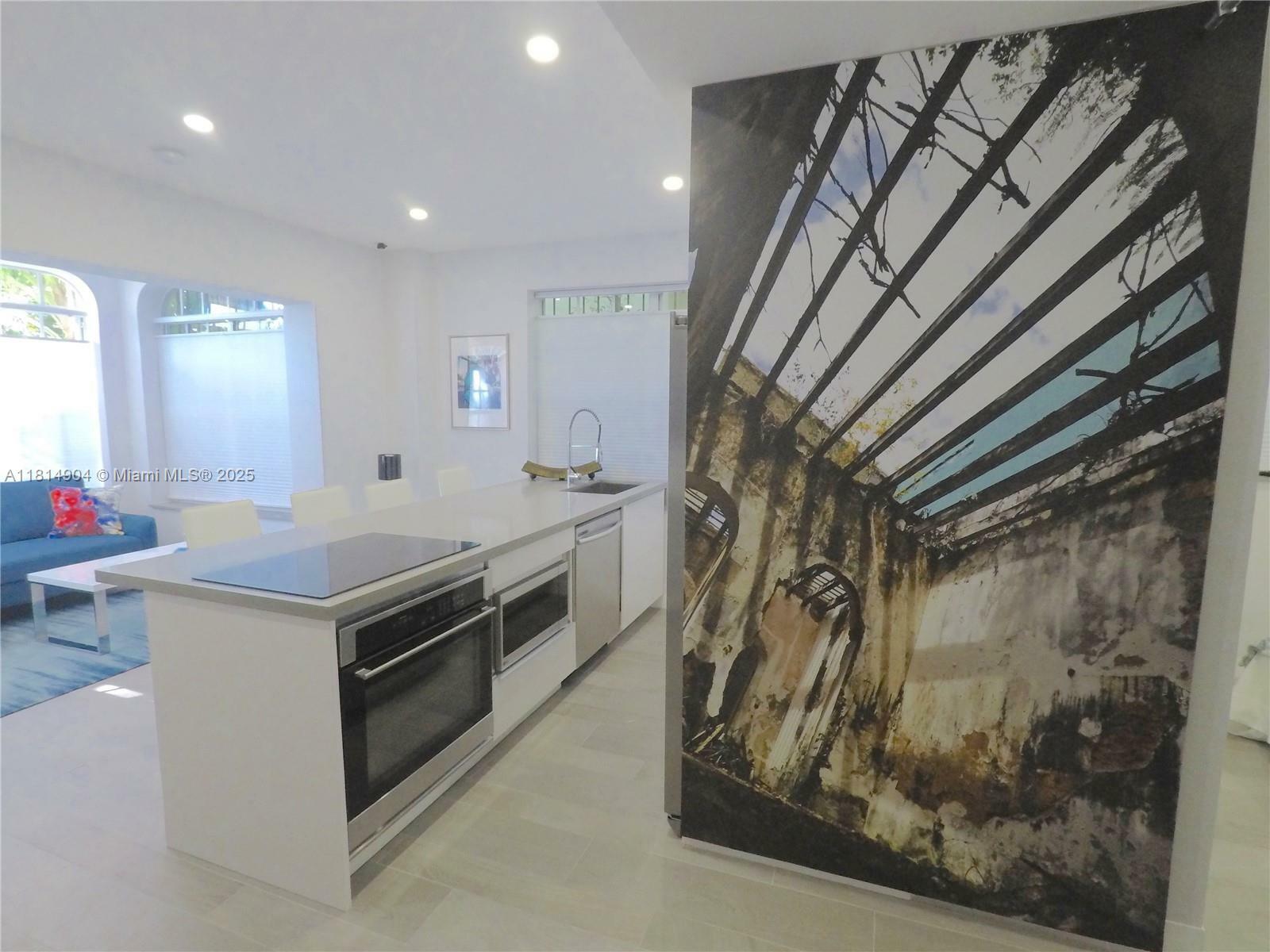 Property Photo: 1127 Euclid Ave 103 FL 33139