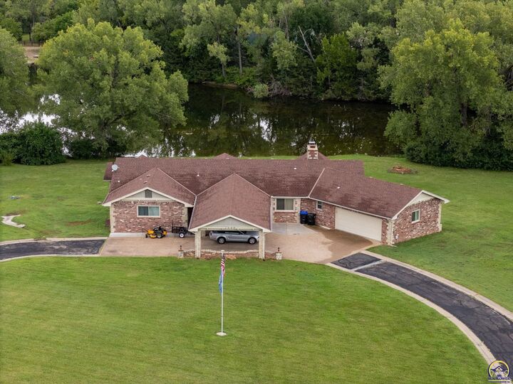 2040 SW Cottonwood Ln  Topeka KS 66615 photo