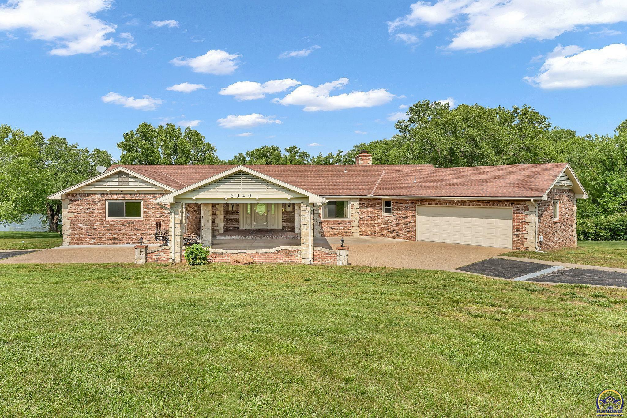 2040 SW Cottonwood Ln  Topeka KS 66615 photo