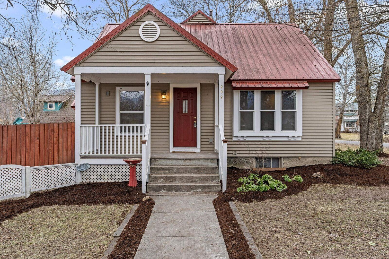 Property Photo:  202 S Victoria St  WA 99109 