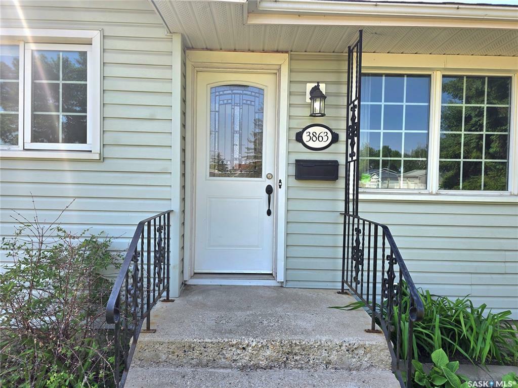 Property Photo: 3863 Miyo-Wâhkôhtowin Road SK S7L 5T1