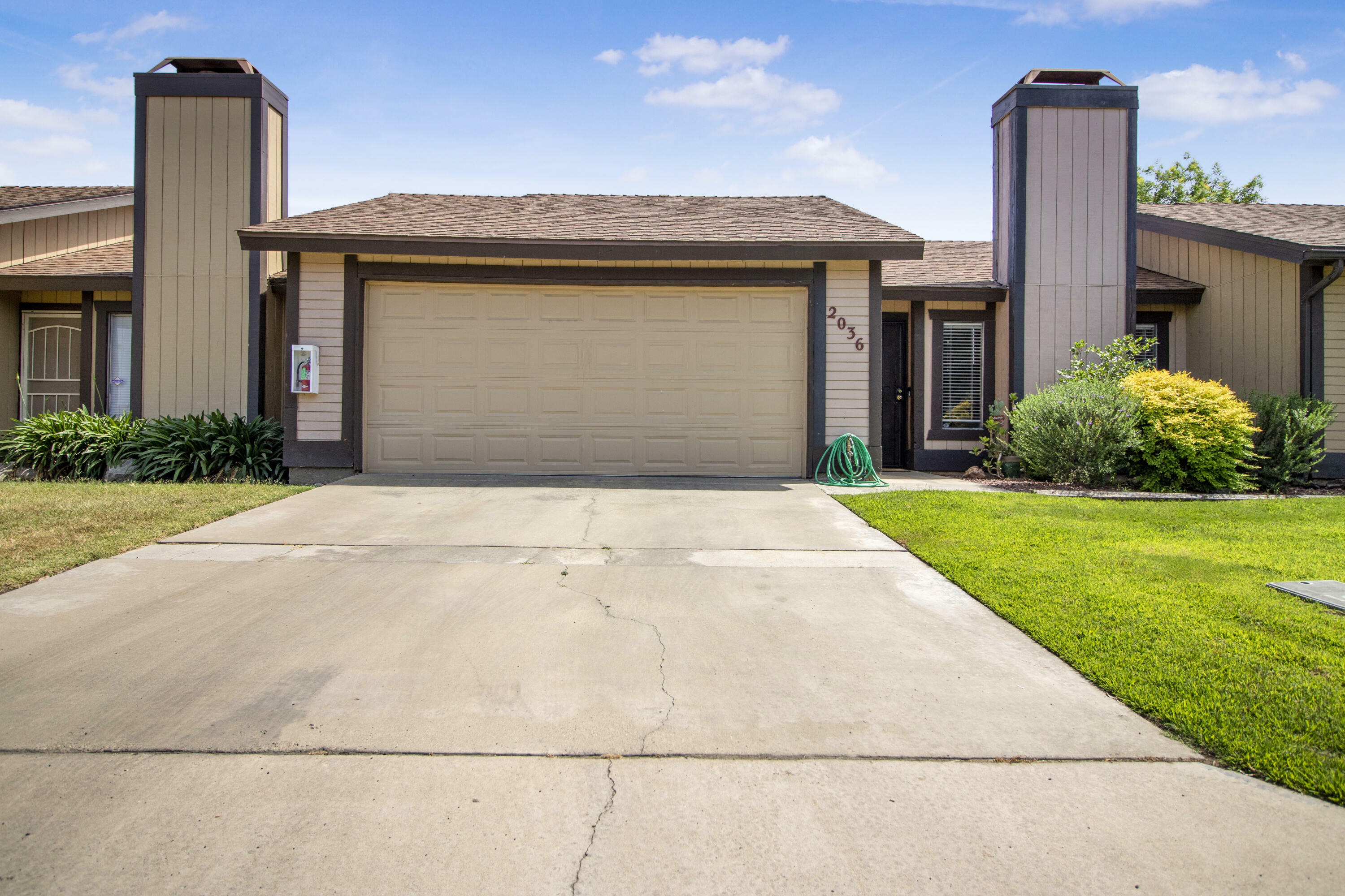 Property Photo: 2036 E Harold Avenue Avenue CA 93292